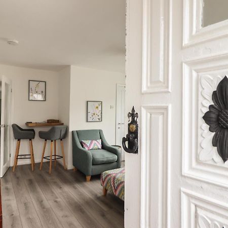 The Old Coach House Apartment Конуи Екстериор снимка
